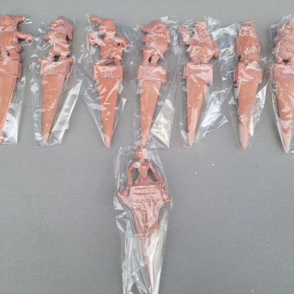 Disney Early Spring Catalog Exclusive Snow White Garden Plant Marker Set  - Picture 2 of 10